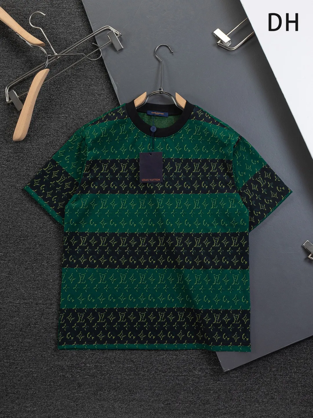 🅿️200 Louis Vuitton 1V LV lv slightly wide version S-XL LV 26ss new products are available at counters simultaneously. Multiple craftsmanship. Contrast color jacquard large stripes all over the body 🪡 embroidery. Round neck short-sleeved T-shirt, same style for men and women! Consigned to one-to-one creation. Synchronized with the official website, pure cotton fabrics at the counter! It is close to the skin and comfortable, durable and easy to wear. It has a classic and simple logo design and meticulous original craftsmanship. Short-sleeves, a must-have item for men, do not appear to be the same for the general public, but must be unique and eye-catching. This LV short-sleeve is all about quality, comfort, the same shape and fashion as always, including fabrics and cutting techniques. All of them have been made with great effort! 320 grams of washed pure cotton fabric, pure cotton is breathable, very refreshing and comfortable for daily wear. The rib knitting on the neckline is smooth and tight, and the neckline will not be skewed if you toss it at will. The loose version, you will find that it looks really good on the upper body. The overall is minimalist and neat, super versatile for daily use! Pair it casually with a pair of pants for a youthful look. A T-shirt will make your outfit crazy. It is a fashionable item that can never go wrong! Color: Black White Size: S-XL Size chart: S: Shoulder width 50-Bust 56-Length 70 M: Shoulder width 52-Bust 57-Length 72 L: Shoulder width 54-Bust 59-Length 74 XL: Shoulder width 56-Bust 62-Length 76